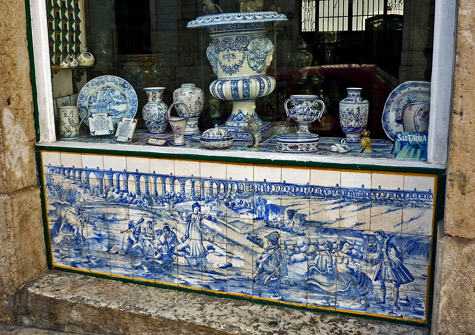 Aqueduto-AzulejoÁguas-Livres-Aqueduct-(Aquädukt)-als-Tile-Wandbild-in-der-Street-Alcrim-in-Lisbon--by-SchiDD