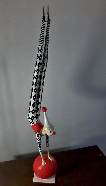 Papel pra toda Obra -- paper mache clown balancing on a red ball